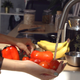 Imagen para el artículo titulado Se disparan los casos de intoxicación por lavar frutas y verduras con desinfectantes